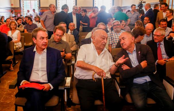El ex presidente del Gobierno José Luis Rodríguez Zapatero, el ex secretario general de la UGT Nicolás Redondo y el secretario general de UGT, Pepe Álvarez.