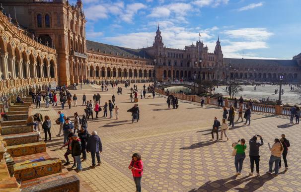 Turistas plaza de España en Sevilla