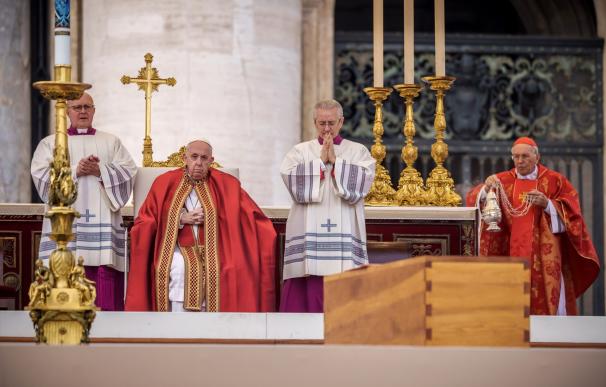 El Papa ha alabado la labor de Benedicto XVI en la difusión de la palabra de Dios