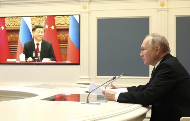 El presidente de Rusia, Vladimir Putin, en una videconferencia con su homólogo chino, Xi Jinping.