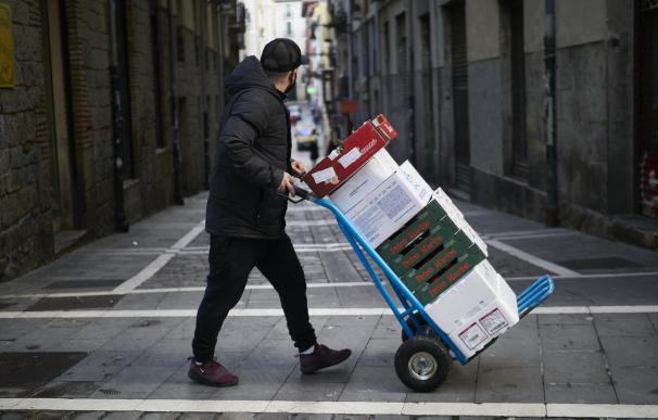 Un repartidor de alimentos en Pamplona, Navarra (España).