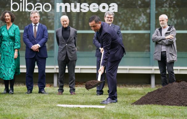 El presidente de BBK, Xabier Sagredo Ormaza, en las obras del proyecto de ampliación del Museo de Bellas Artes de Bilbao.