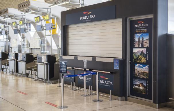 Un stand de la aerolínea Plus Ultra, en el aeropuerto de Madrid - Barajas Adolfo Suárez, a 21 de abril de 2021, en Madrid (España)