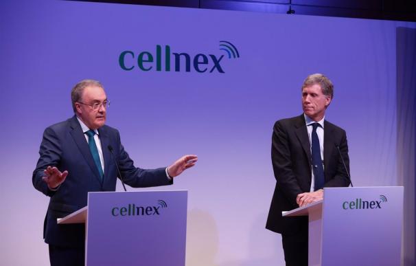Tobías Martínez, consejero delegado de Cellnex, junto con el presidente.