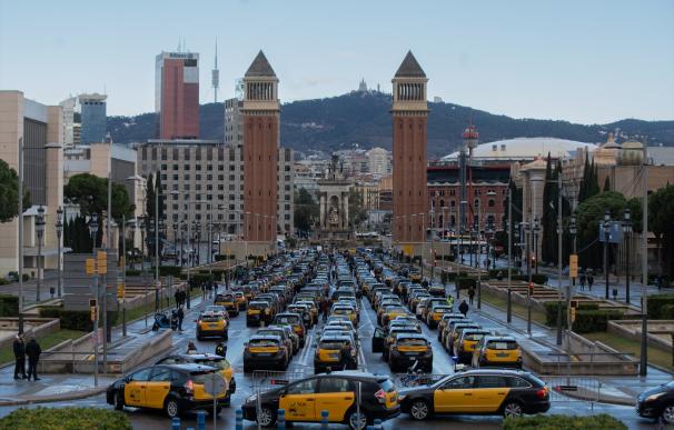 Centenares de taxis durante una movilización convocada por Élite Taxi y Stac.