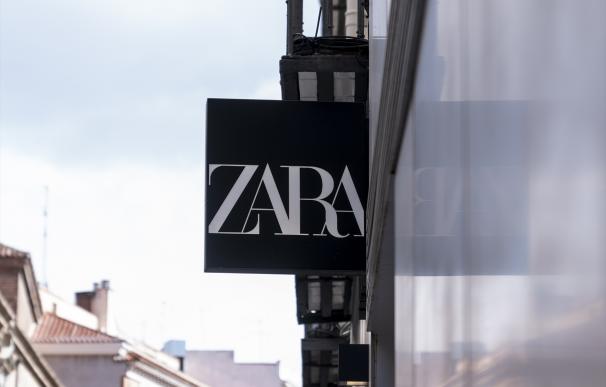 Un cartel de una tienda Zara.