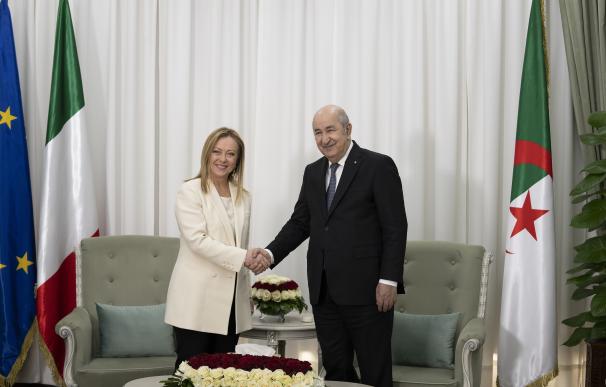 El presidente de Argelia, Abdelmajid Tebune, recibe a la primera ministra de Italia, Giorgia Meloni