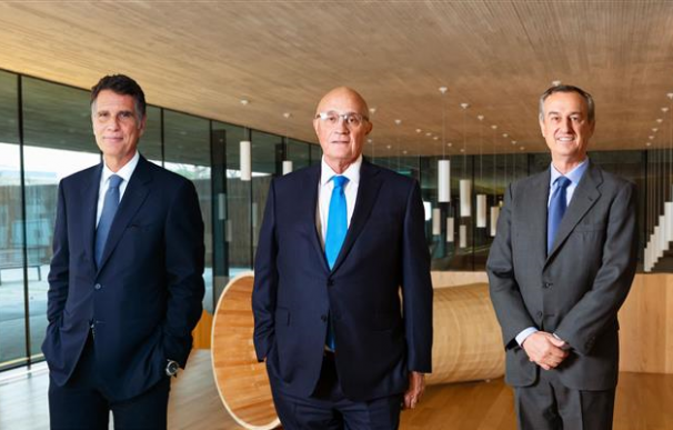 El nuevo CEO de Banco Sabadell, César González-Bueno, junto a Josep Oliu y Jaime Guardiola.