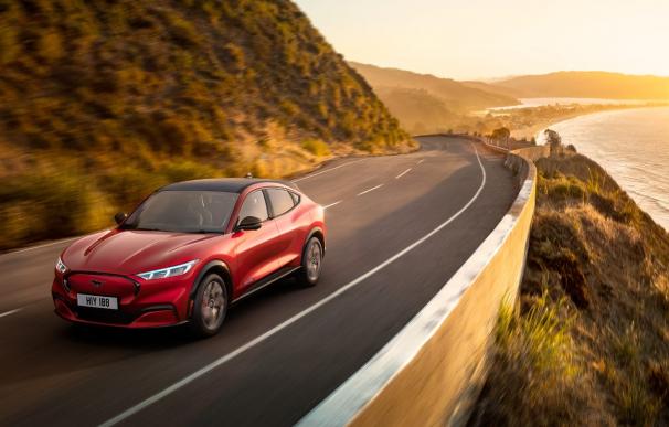 Ford responde a Tesla y rebaja el precio de su coche eléctrico Mustang Mach-E.