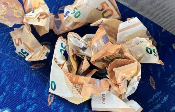 Un accidente provoca una lluvia de billetes de 50 euros que atasca la A-7.
