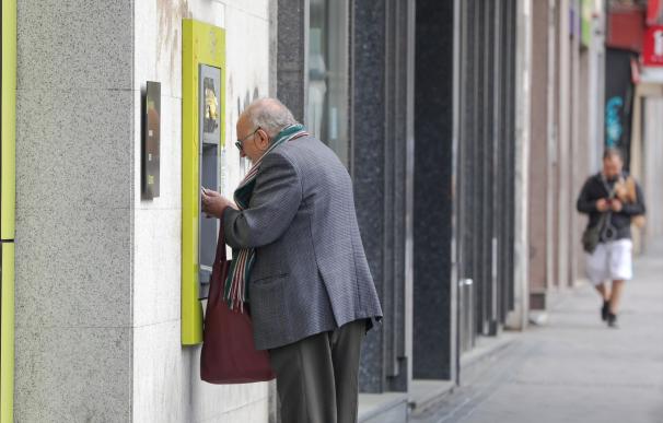 La banca española promete medidas contra la brecha digital a los jubilados