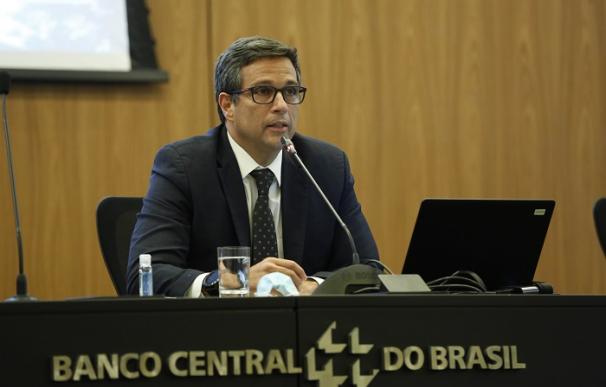 Roberto de Oliveira Campos, gobernador del Banco de Brasil.