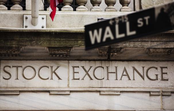 Un signo de la calle Wall Street en Bolsa de Valores de Nueva York.