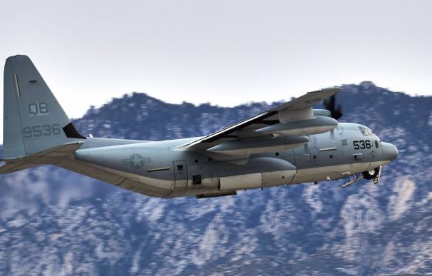 Un avión militar C-130 en Palm Springs, Estados Unidos
