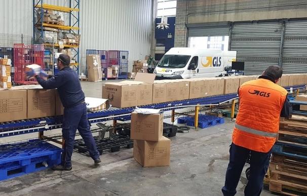 Trabajadores de GLS organizando envíos desde su sede. La CNMC multa con 68 millones de euros a las empresas de paquetería.