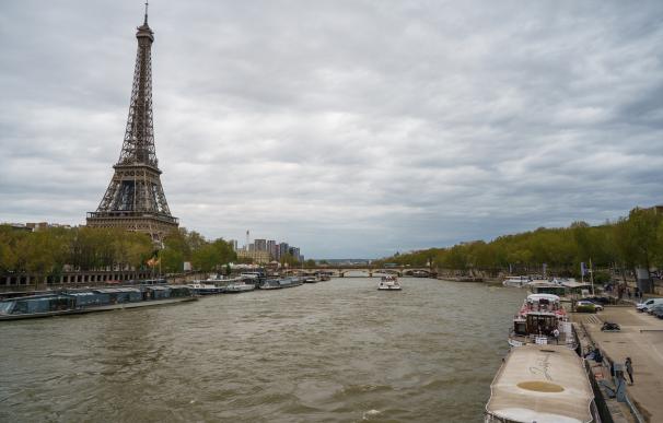 Vista general del río Sena a su paso por la Torre Eiffel, en París