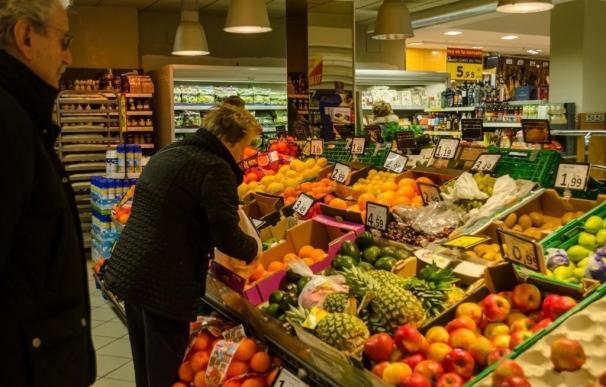 Gente comprando fruta en un supermercado