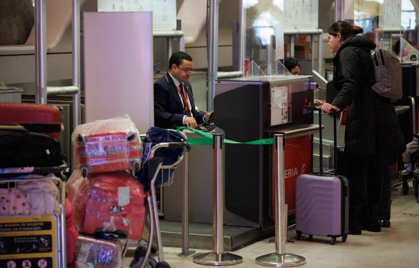 En 2024 ya no será obligatorio sacar dispositivos y líquidos en aeropuertos