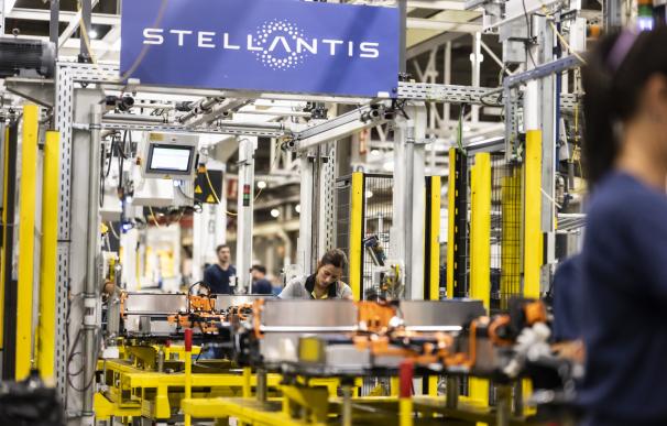 Varios empleados en la planta automovilística de Stellantis, a 7 de septiembre de 2022, en Figueruelas, Zaragoza.