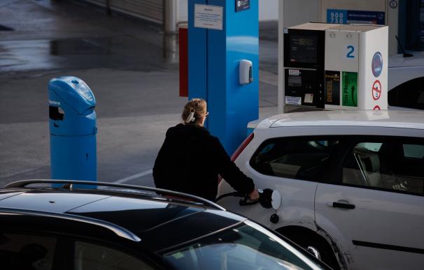 El precio del diésel cae un 1% y se mantiene por debajo del de la gasolina