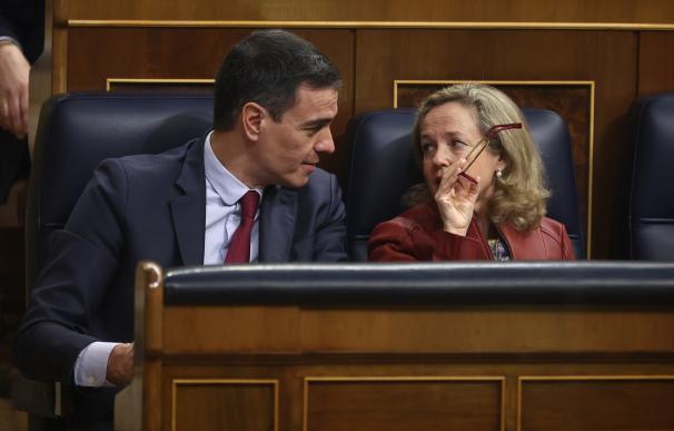 El presidente del Gobierno, Pedro Sánchez y la vicepresidenta primera del Gobierno y ministra de Asuntos Económicos, Nadia Calviño.