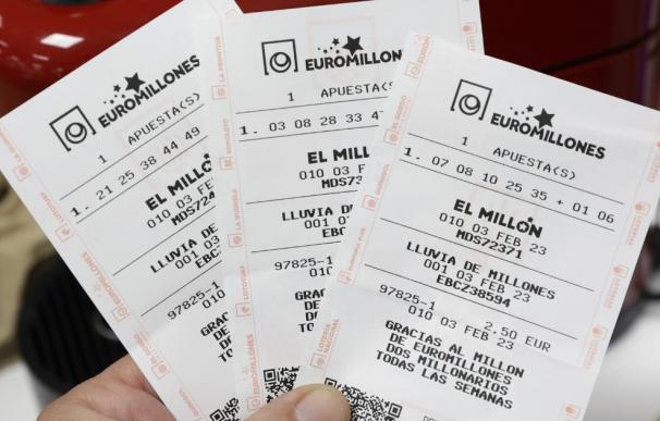 Tres boletos de Euromillones para el sorteo.