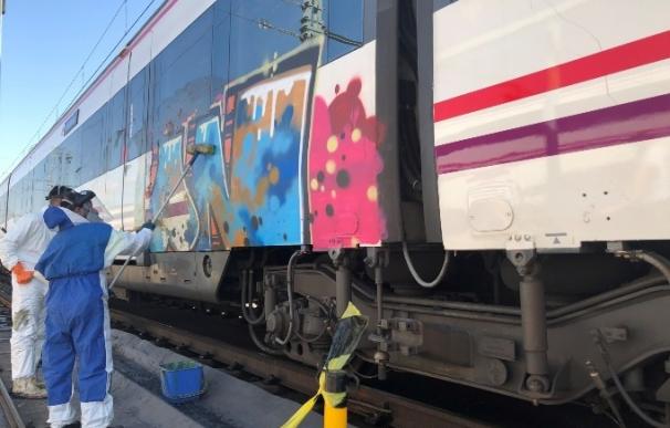 El vandalismo grafitero en los trenes de Renfe