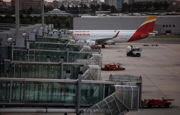 Fingers y aviones de Iberia en la T4 del aeropuerto Adolfo Suárez Madrid-Barajas, a 30 de diciembre de 2022, en Madrid (España). La red de aeropuertos de Aena prevé operar un total de 81.643 vuelos en España entre el 25 de diciembre y el 10 de enero, una cifra muy cercana a las 84.462 operaciones alcanzadas en 2019, según los datos facilitados a Europa Press por el gestor aeroportuario. Para el 31 de diciembre se contabilizarán 4.107 operaciones en España y el 1 de enero habrá 4.183 vuelos. Sólo en Barajas las operaciones en la campaña de Navidad serán más de 17.000. 30 DICIEMBRE 2022;TRASNPORTE;AVIACIÓN;VOLAR;VIAJAR;VACACIONES;NAVIDAD;VACACIONES DE NAVIDAD;DESPLAZAMIENTOS;AÉREA;TRANSPORTE AÉREO;TERMINAL 4;PASAJEROS;PASAJERO;VIAJERO;MALETA;IBERIA;PASARELA DE AVIÓN; Alejandro Martínez Vélez / Europa Press (Foto de ARCHIVO) 30/12/2022