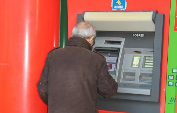 Un usuario utiliza un cajero automático.