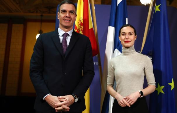 El presidente del Gobierno, Pedro Sánchez, con la primera ministra de Finlandia, Sanna Marin POOL MONCLOA/FERNANDO.CALVO 03/3/2023