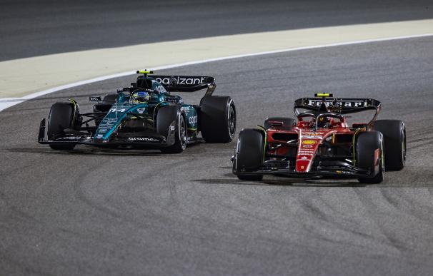 El Aston Martin de Fernando Alonso inicia el adelantamiento al Ferrari de Carlos Sainz.
