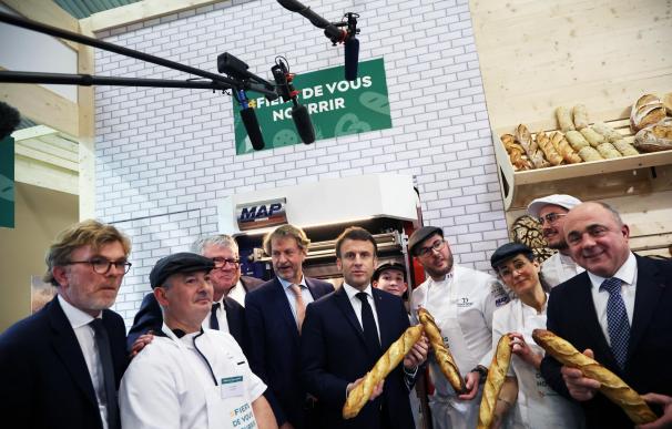 Paris (France), 25/02/2023.- French President Emmanuel Macron (C) and Minister of Agriculture Marc Fesneau (L) pose with a baguette during their visit at the International Agriculture Fair during the opening day in Paris, France, 25 February 2023. The 2023 edition of the International Agriculture Fair runs in Paris from 25 February to 05 March 2023. (Francia) EFE/EPA/CHRISTOPHE PETIT TESSON / POOL