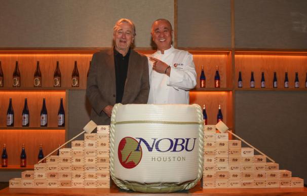 Robert De Niro y Nobu Matsuhisa en la inauguración de Nobu Houston