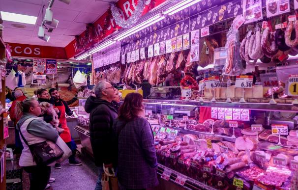 Seis de cada diez españoles estiman que gastan en alimentos hasta un 30% más