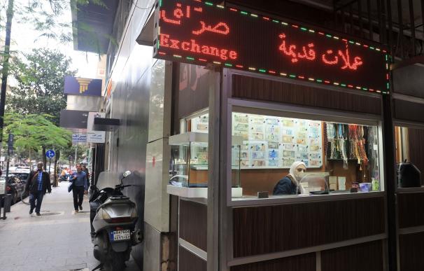 La libra libanesa marca récords al caer hasta las 100.000 unidades por dólar