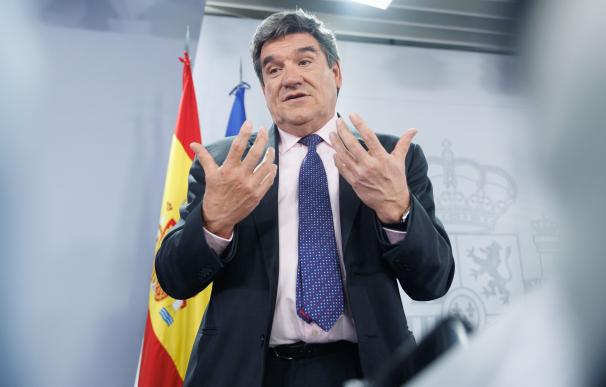 El ministro de Inclusión, Seguridad Social y Migraciones, José Luis Escrivá, atiende a medios tras una rueda de prensa posterior al Consejo de Ministros