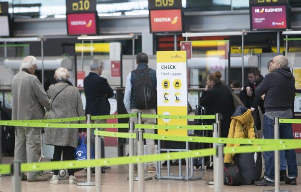 El aeropuerto de Vigo vuelve a estar inoperativo por un socavón en la pista
