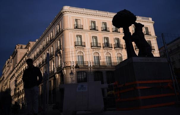 Varias vallas frente a la estatua del Oso y el Madroño en la Puerta del Sol, a 17 de marzo de 2023, en Madrid (España). La nueva Puerta del Sol, cuyas obras arrancaron el 22 de marzo de 2022, no contará con una inauguración debido a los plazos electorales, pese a que será accesible a los madrileños la primera semana del mes de abril. En esta apertura no se habrá cambiado ni la entrada al Cercanías --conocida como 'ballena'-- ni la disposición de la estatua ecuestre de Carlos III. 17 MARZO 2023;MADRID;PUERTA DEL SOL;OBRAS Fernando Sánchez / Europa Press 17/3/2023