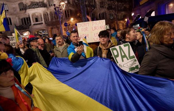Varias personas durante una manifestación en apoyo a Ucrania entre el paseo de Gràcia