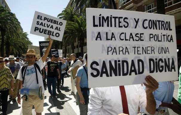 Detalles de la manifestación en defensa de una sanidad pública, a 25 de marzo de 2023 en Málaga