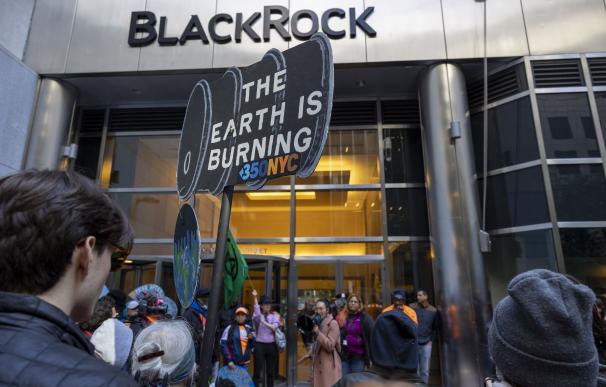 Protesta climática en la sede de BlackRock.
