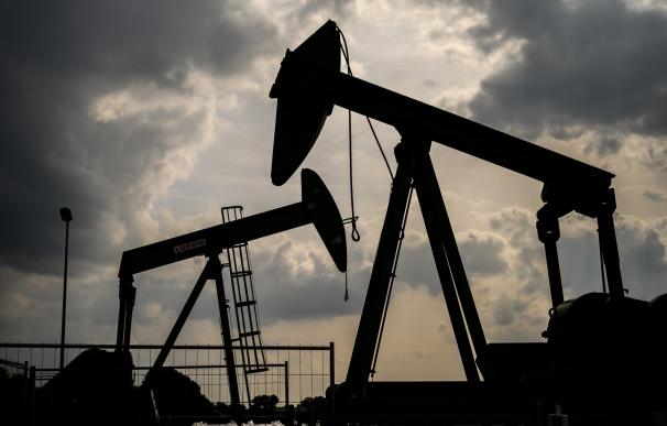 El golpe del petróleo a la economía: cada 10% de subida genera dos décimas de IPC