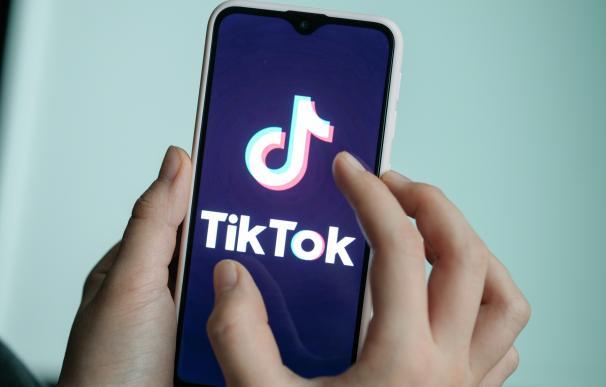 UK multa a TikTok con 14,54 millones por no restringir su uso entre menores de edad.