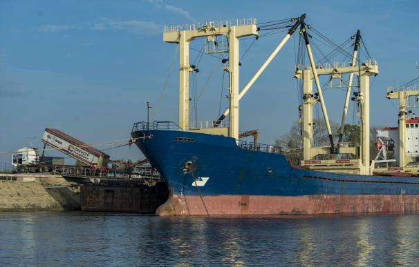 Un barco espera para exportar cereales desde un puerto en Ucrania