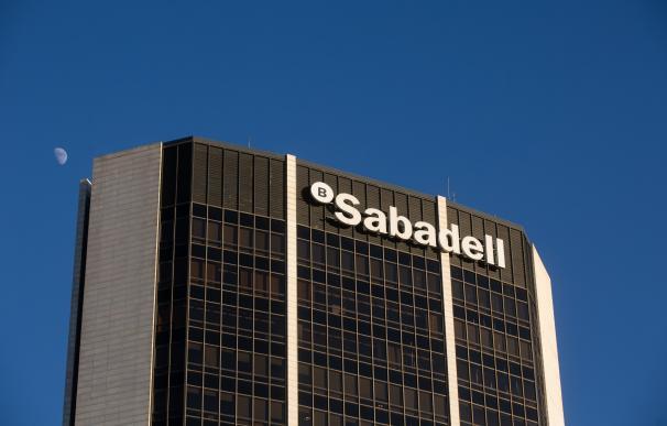 S&P conserva el rating de Banco Sabadell pero reconoce una perspectiva 'positiva'.