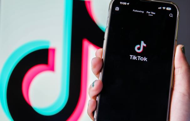 Logo de TikTok en un smartphone.