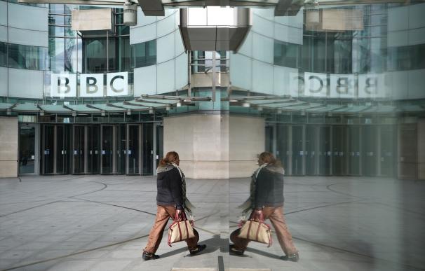 El presidente de la BBC dimite por facilitar un crédito al exprimer ministro Johnson