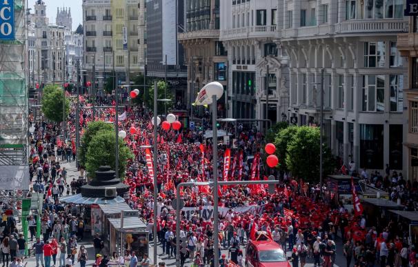 Numerosas personas marchan durante la manifestación por el Día Internacional de los Trabajadores