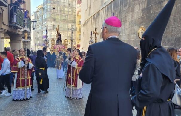 El obispo de Jaén, Sebastián Chico, en la porcesión de 'El Abuelo'