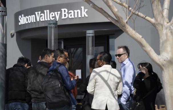 Cola de clientes ante el Silicon Valley Bank (SVB) el pasado marzo.